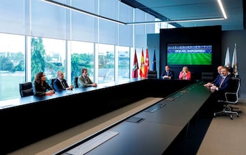 La sala de juntas de la Ciudad Real Madrid acogi¨® la presentaci¨®n del distrito tecnol¨®gico Madrid Innovation District (MID), un nuevo espacio urbano que se ubicar¨¢ en los terrenos de la Ciudad Real Madrid y en el que empresas, investigadores y emprendedores trabajen juntos, compartan conocimientos e impulsen proyectos. El presidente del Real Madrid, Florentino P¨¦rez; la presidenta de la Comunidad de Madrid, Isabel D¨ªaz Ayuso; y el alcalde de Madrid, Jos¨¦ Luis Mart¨ªnez-Almeida, acudieron al acto.