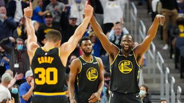 Andrew Wiggins, Draymond Green y Stephen Curry celebran una canasta durante el Golden State Warriors-Charlotte Hornets.
