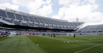 Los jugadores durante el entrenamiento en el estadio Soldier Field.