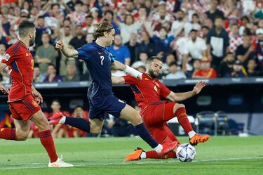 Nacho despeja un balón ante Majer.