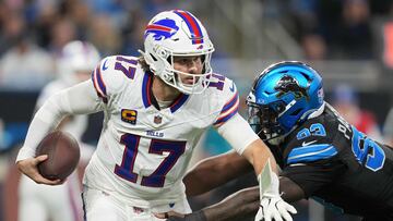 DETROIT, MICHIGAN - DECEMBER 15: Josh Allen #17 of the Buffalo Bills runs with the ball while being chased by Josh Paschal #93 of the Detroit Lions in the third quarter at Ford Field on December 15, 2024 in Detroit, Michigan. Nic Antaya/Getty Images/AFP (Photo by Nic Antaya / GETTY IMAGES NORTH AMERICA / Getty Images via AFP)
