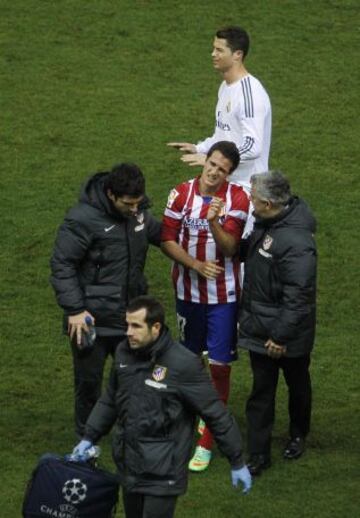 Manquillo se retira lesionado tras un choque con Cristiano Ronaldo.