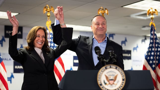 Así es Douglas Emhoff, el esposo de Kamala Harris, a quien conoció en una cita a ciegas, y primer Segundo Caballero