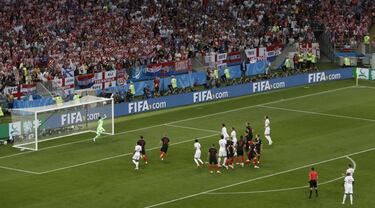 0-1. Kieran Trippier marcó el primer gol en un lanzamiento de falta directa