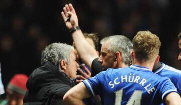 Chris Foy expulsa a Mourinho en el Aston Villa-Chelsea.