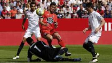 Oriol Riera trata de batir a Sergio Rico.