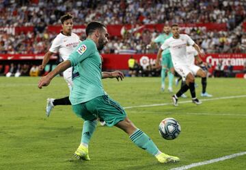 0-1. Karim Benzema marc¨® el primer gol tras un preciso centro de Dani Carvajal.