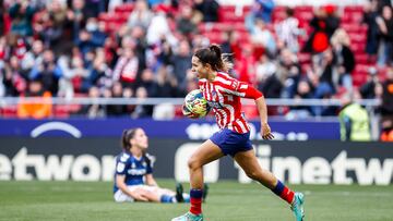 Marta Cardona recoge el balón tras el 1-1 en el 90' para sacar rápido en el Atlético - Betis del Metropolitano.