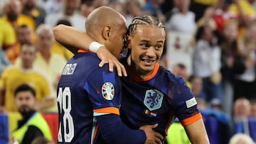 Munich (Germany), 02/07/2024.- Donyell Malen of Netherlands (L) celebrates with teammate Xavi Simons (R) after scoring the 0-3 goal during the UEFA EURO 2024 Round of 16 soccer match between Romania and Netherlands, in Munich, Germany, 02 July 2024. (Alemania, Países Bajos; Holanda, Rumanía) EFE/EPA/MOHAMED MESSARA