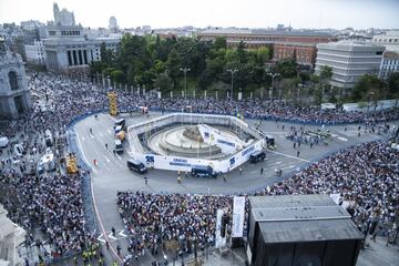 Panorámica de Cibeles con la presencia de miles de aficionados. 