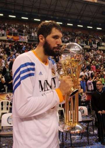 Mirotic con la Copa.