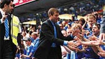 <B>LOS HINCHAS DEL CHELSEA LO ADORAN</B>. Esta imagen de Roman Abramovich en Stamford Bridge es habitual esta temporada. Todos le quieren tocar para darle ánimos.