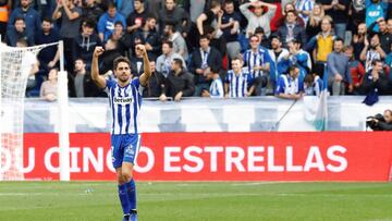 El delantero del Alav&eacute;s Rub&eacute;n Sobrino celebra el 2-1 de su equipo durante el partido correspondiente a la d&eacute;cima segunda jornada de Liga de Primera Divisi&oacute;n disputado ante el Huesca hoy en el estadio Mendizorrotza de Vitoria.