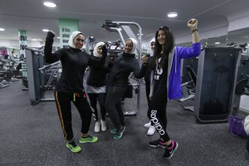 Sesión matutina de entrenamiento en un gimnasio local en Qatif.