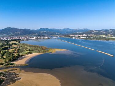Por último, pero no menos importante, se encuentra Laredo, perteneciente al Camino del Norte. Todavía conserva un antiguo hospital del siglo XV que acogía a los peregrinos que llegaban de otros pueblos del Camino de Santiago. Y como decíamos al principio, esta localidad ofrece planes para todos los gustos: si eres más de playa, podrás darte un baño en la maravillosa Playa La Salvé, la mejor de todo Cantabria.