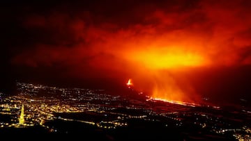 The Cumbre Vieja volcano continues to erupt as seen from El Time viewpoint, on the Canary Island of La Palma, Spain, November 28, 2021. REUTERS/Borja Suarez