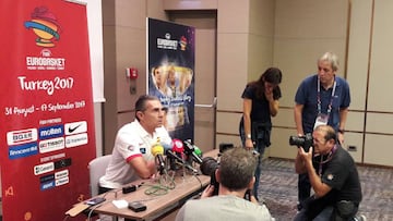 Sergio Scariolo atiende a la prensa en Estambul.
