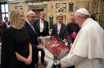 En mayo de 2016, el papa Francisco fue agasajado con una camiseta del Mil芍n de manos de la directora ejecutiva del club, B芍rbara Berlusconi, y del consejero delegado, Adriano Galliani.