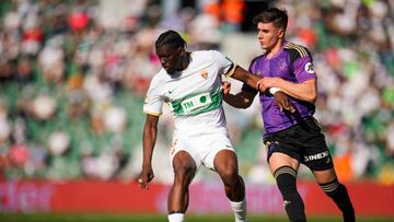 ELCHE, SPAIN - MARCH 11: Randy Nteka of Elche CF challenges for the ball against Ivan Fresneda of Real Valladolid during the LaLiga Santander match between Elche CF and Real Valladolid CF at Estadio Manuel Martinez Valero on March 11, 2023 in Elche, Spain. (Photo by Aitor Alcalde Colomer/Getty Images)