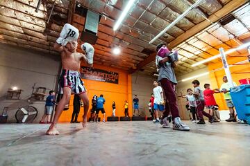 Ryan Martinez es un luchador amateur de tan solo diez años que busca obtener su segundo cinturón en la categoría de peso de 65 libras en una próxima pelea. Las fotografías  son un posado para “Chapito's Boxing Gym.