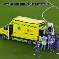 El Camp Nou, helado: el golpe que terminó con Araujo dejando el césped en ambulancia