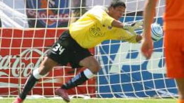 Leyton debutó el año 2006 en el primer equipo del Cacique.
