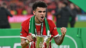 Luis Díaz con el trofeo de la Copa de la Liga de Inglaterra