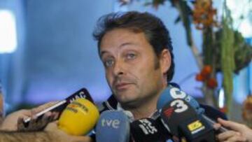 Emilio Alzamora, atiende a los medios para valorar los altercados.