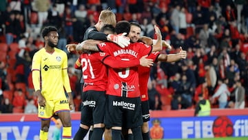 PALMA DE MALLORCA, 09/11/2025.- Los jugadores del Mallorca celebran la victoria tras el partido de la jornada 12 de LaLiga EA Sports que el RCD Mallorca y el Getafe CF disputan este domingo, en el estadio de Son Moix en Palma de Mallorca. EFE/ Cati Cladera