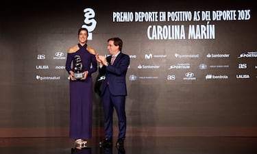 Entrega el premio: José Luis Martínez Almeida, Alcalde de Madrid. Recoge el premio: Carolina Marín.