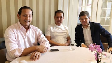 Peter Lim, junto a Anil Murthy y Mateu Alemany en un restaurante de Valencia. 