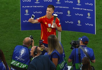 Dani Olmo, MVP del partido, se hace un selfie con el trofeo.