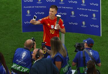 Dani Olmo, MVP del partido, se hace un selfie con el trofeo.