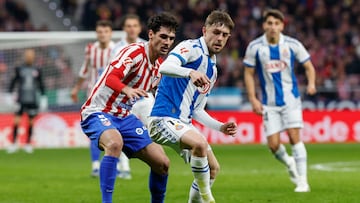 MADRID, 21/02/2026.- El centrocampista del Atlético de Madrid Johnny Cardoso (i) lucha con Pol Lozano, del Espanyol, durante el partido de la jornada 25 de LaLiga que Atlético de Madrid y RCD Espanyol disputan este sábado en el Metropolitano. EFE/ Chema Moya