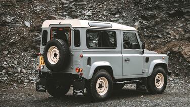 Este Land Rover Defender de aspecto vintage vale seis millones de pesos