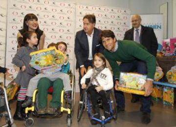 Fernando Verdasco junto con Irene Villa y el Dr. Ángel Martín repartieron juguetes por gentileza de la Clínica Menorca.