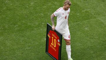 Kjaer lleva una camiseta homenaje a Eriksen.