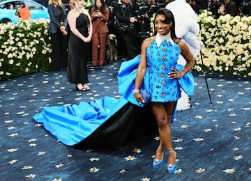Simone Biles posa en la alfombra roja de la MET Gala 2025.