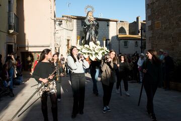 Representación de la Sagrada Pasión y muerte de Jesús durante la procesión de Verges, a 6 de abril de 2023, en Verges, Girona, Cataluña (España). Cada Jueves Santo por la noche, además de la pasión varios esqueletos desfilan. El origen de esta tétrica danza se remonta a las epidemias de la peste negra que asolaba a Europa en la Edad Media, entre los siglos XIV y XVII. La danza indica el paso inexorable de todos los hombres hacia la muerte, representando las escenas del recorrido de Jesús hasta el monte del Calvario. Todo el recorrido está iluminado por antorchas y caracoles de aceite creando una atmósfera oscura, mientras cinco personas vestidas de esqueleto con sonido rítmico y repetitivo del tambor hacen diferentes danzas.