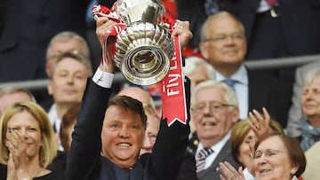 Louis Van Gaal, con la FA Cup.