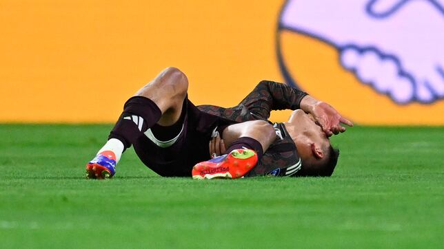 Edson Álvarez, lesionado en el debut contra Jamaica