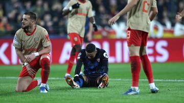 En-Nesyri sentado sobre el césped entre jugadores del RC Lens.