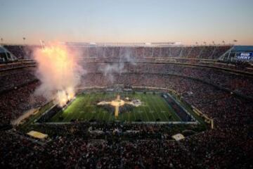 Los fuegos artificiales ayudaron al espectáculo del descanso de la Super Bowl.