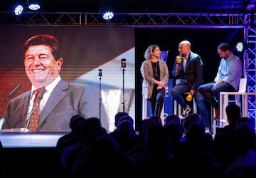 Momento del homenaje a Jaime Ortí. Presidente del Valencia entre 2001 y 2004, fallecido en 2017. En el escenario, sus hijos Noema Ortí y Jaime Ortí charlan con David Solano, el aficionado que le lanzó una peluca naranja en Zaragoza y que el, por entonces presidente, se colocó para celebrar que habían alcanzado el liderato.