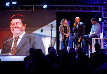 Momento del homenaje a Jaime Ortí. Presidente del Valencia entre 2001 y 2004, fallecido en 2017. En el escenario, sus hijos Noema Ortí y Jaime Ortí charlan con David Solano, el aficionado que le lanzó una peluca naranja en Zaragoza y que el, por entonces presidente, se colocó para celebrar que habían alcanzado el liderato.