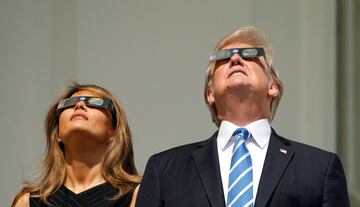 Finalmente, y junto a Melania Trump, el Presidente terminó por utilizar las gafas. Ambos contemplaron el fenómeno desde uno de los balcones de la Casa Blanca.