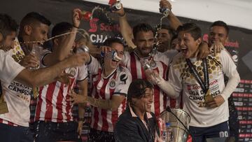 Momento en que jugadores de Chivas festejan con Matías Almeyda el título.