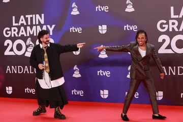 Los cantantes Camilo y Ozuna posa durante el photocall previo a la gala de entrega de los Latin Grammy 2023, en el Palacio de Congresos de Sevilla.