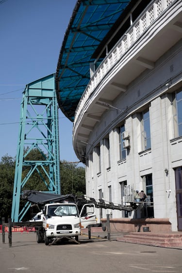 Puesta a punto del Estadio Central del FC Kairat Almaty.