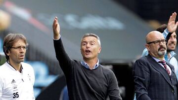 Fran Escrib&aacute; protesta una decisi&oacute;n arbitral durante el partido entre el Celta y la Real Sociedad.